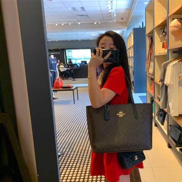 Coach Town Tote In Signature Canvas Black/Brown - Picture 3 of 8